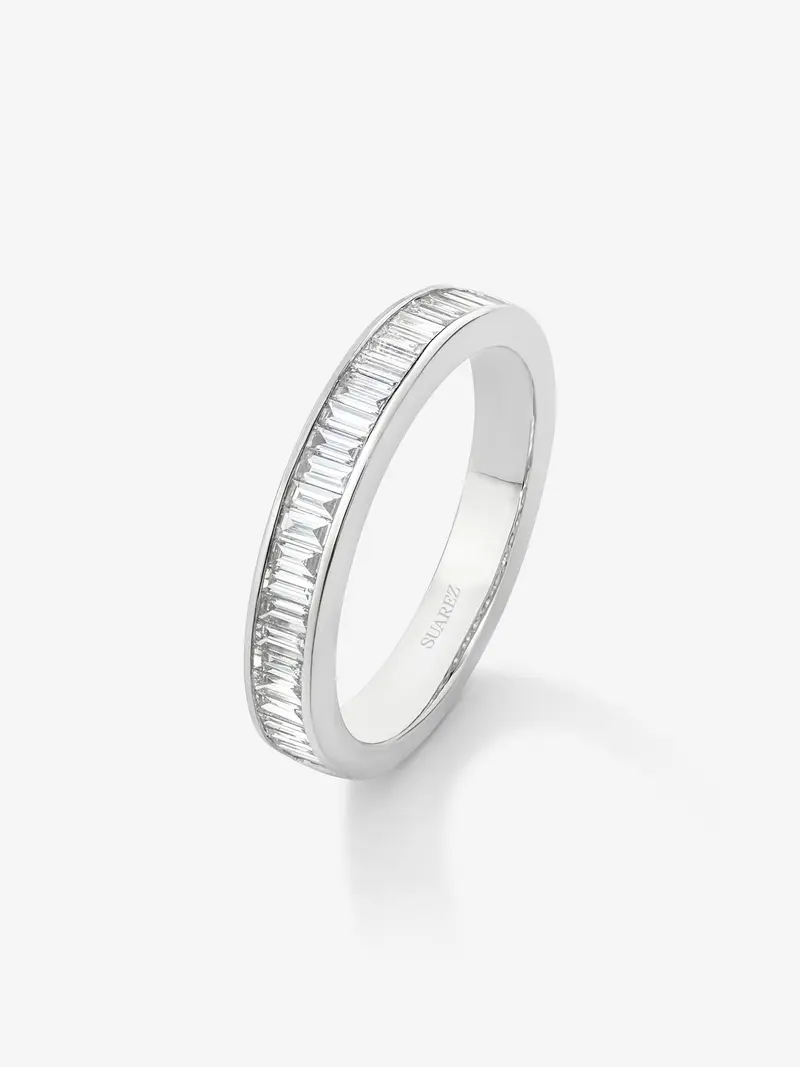 Media alianza de oro blanco de 18K con 31 diamantes en talla baguette con un total de 0,5 cts