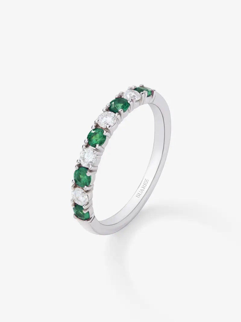 Media alianza de oro blanco de 18K con 5 esmeraldas en talla brillante con un total de 0,253 cts y 4 diamantes en talla brillante con un total de 0,23 cts