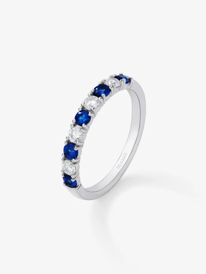 Media alianza de oro blanco de 18K con 5 zafiros azules en talla brillante con un total de 0,37 cts y 4 diamantes en talla brillante con un total de 0,28 cts