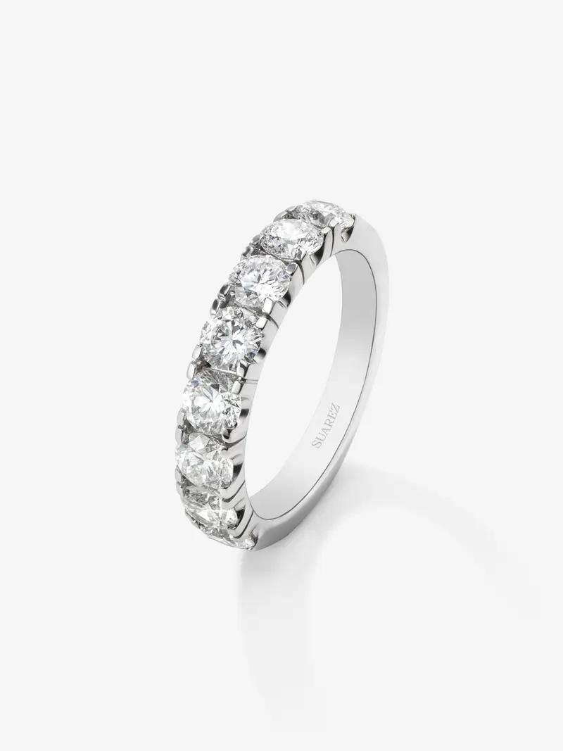Media alianza de oro blanco de 18K con 8 diamantes en talla brillante con un total de 1,6 cts