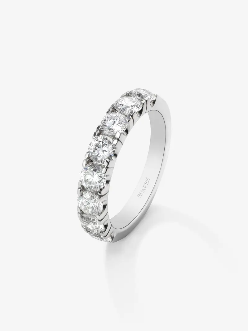 Media alianza de oro blanco de 18K con 9 diamantes en talla brillante con un total de 0,81 cts