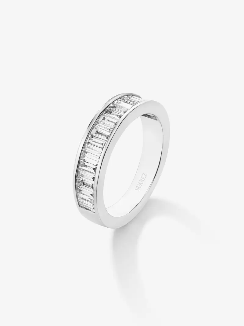 Media alianza de oro blanco de 18K con diamantes en talla baguette con un total de 1,83 cts