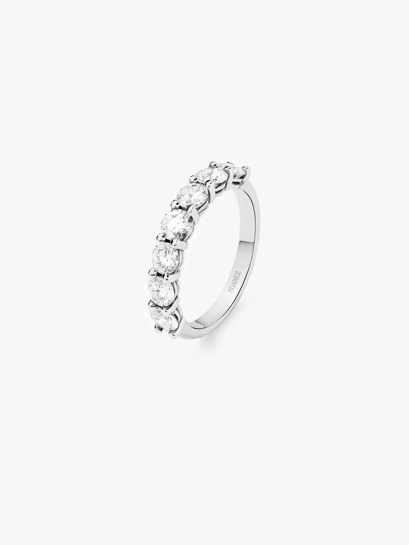 Media alianza de oro blanco de 18K con diamantes en talla brillante con un total de 1,40 cts