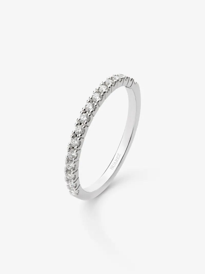 Media alianza de oro blanco de 18K con diamantes en talla brillante