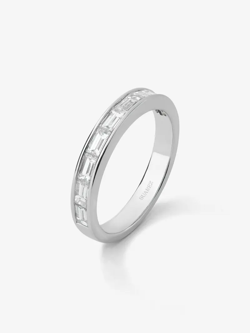 Media alianza de oro blanco de 18K con pavé de diamantes en talla baguette con un total de 0,89 cts
