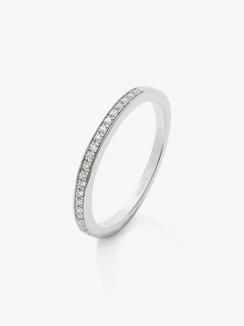 Media alianza de oro blanco de 18K con pavé de diamantes en talla brillante con un total de 0,08 cts