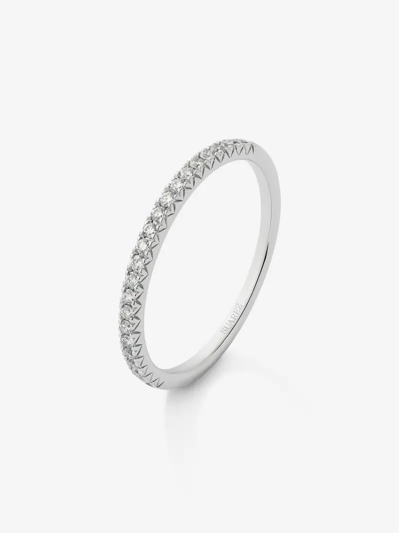 Media alianza de oro blanco de 18K con pavé de diamantes en talla brillante con un total de 0,15 cts