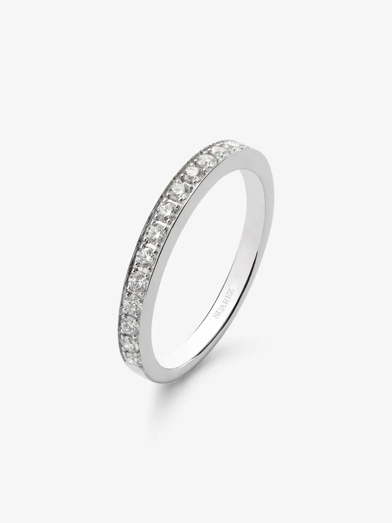Media alianza de oro blanco de 18k con pavé de diamantes en talla brillante con un total de 0,28 cts