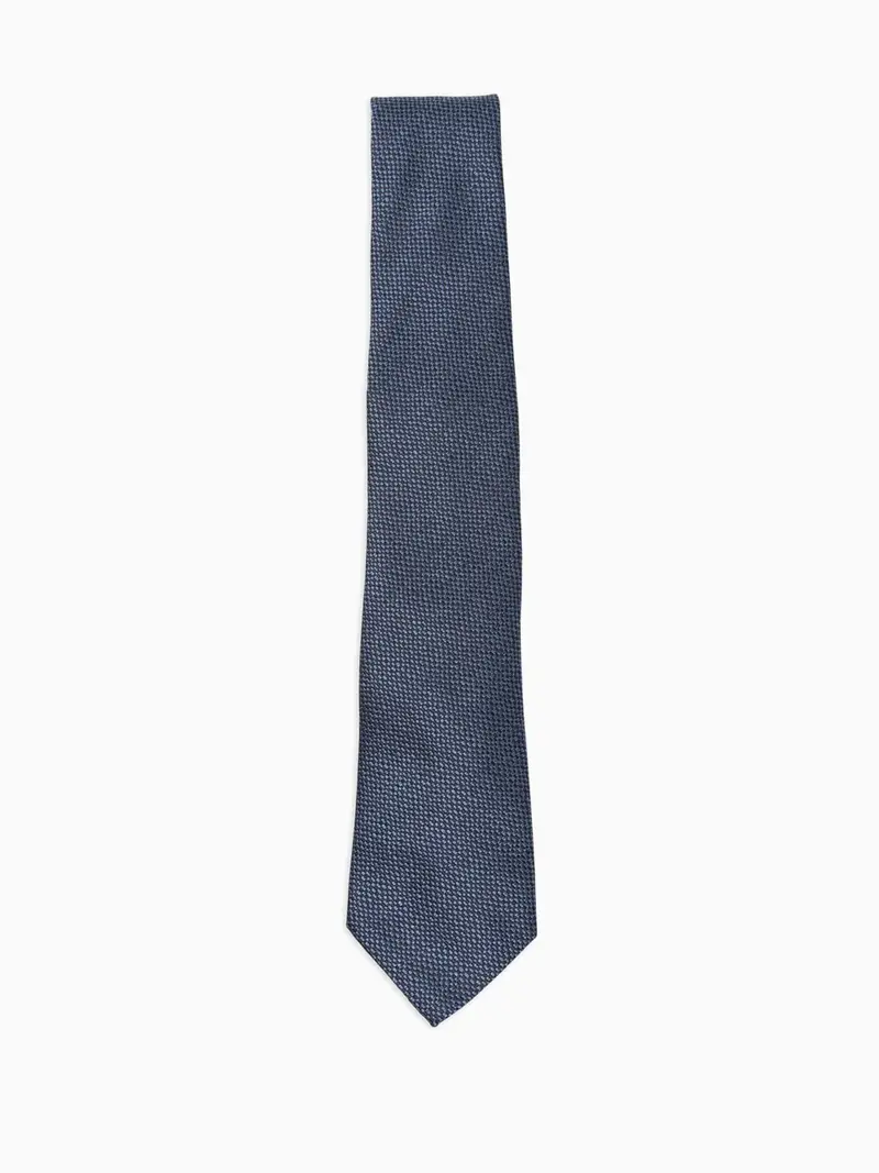 Micro-patterned tie