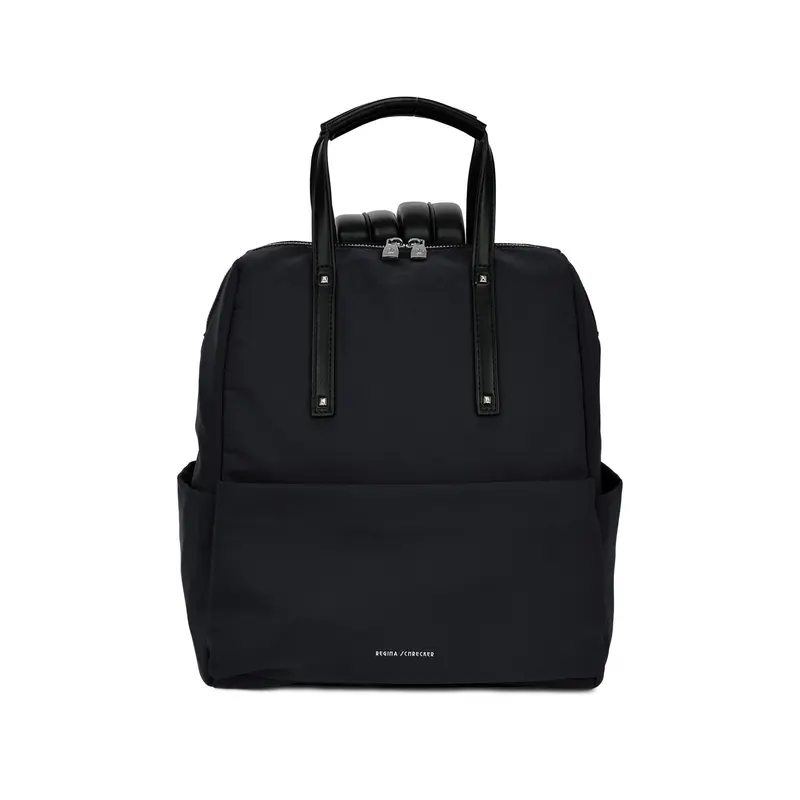 Mochila básica en negro y acabado plata con asas y bolsillos exteriores e interiores