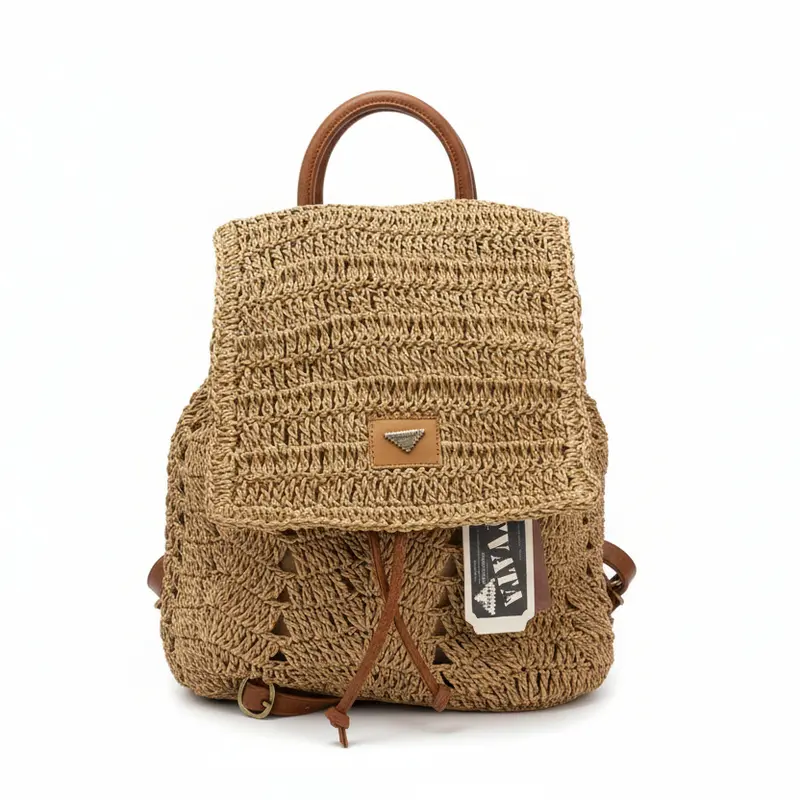 Mochila estilo rafia trenzada con cierre ajustable
