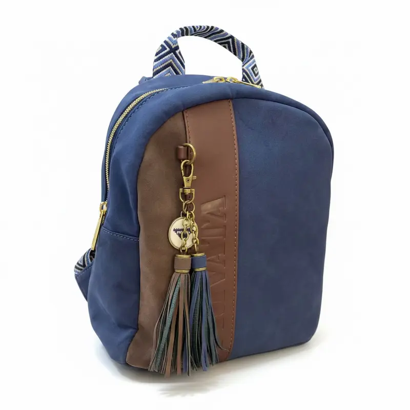 Mochila piel de melocotón con detalle de pompones de color marrón chocolate y azul marino -mbyou