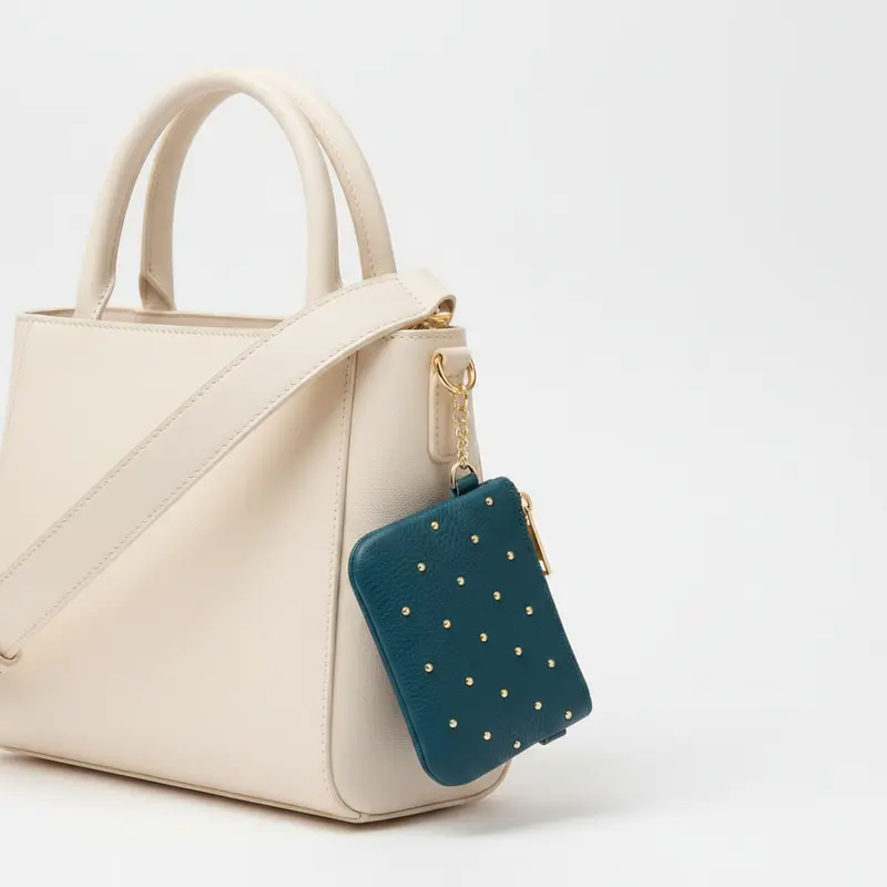 Monedero de piel 100% auténtica y diseño liso con tachuelas en acabado oro