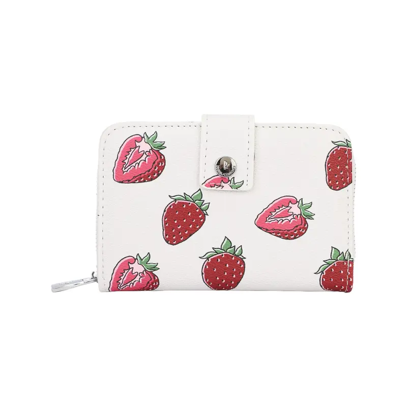 Monedero tamaño mediano con botón de click y cremallera efecto piel en color perla con estampado de fresas