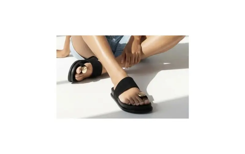 Mules Planas de Banda Ancha para Mujer – Sandalias de Verano con Joya Dorada MP02-L1438