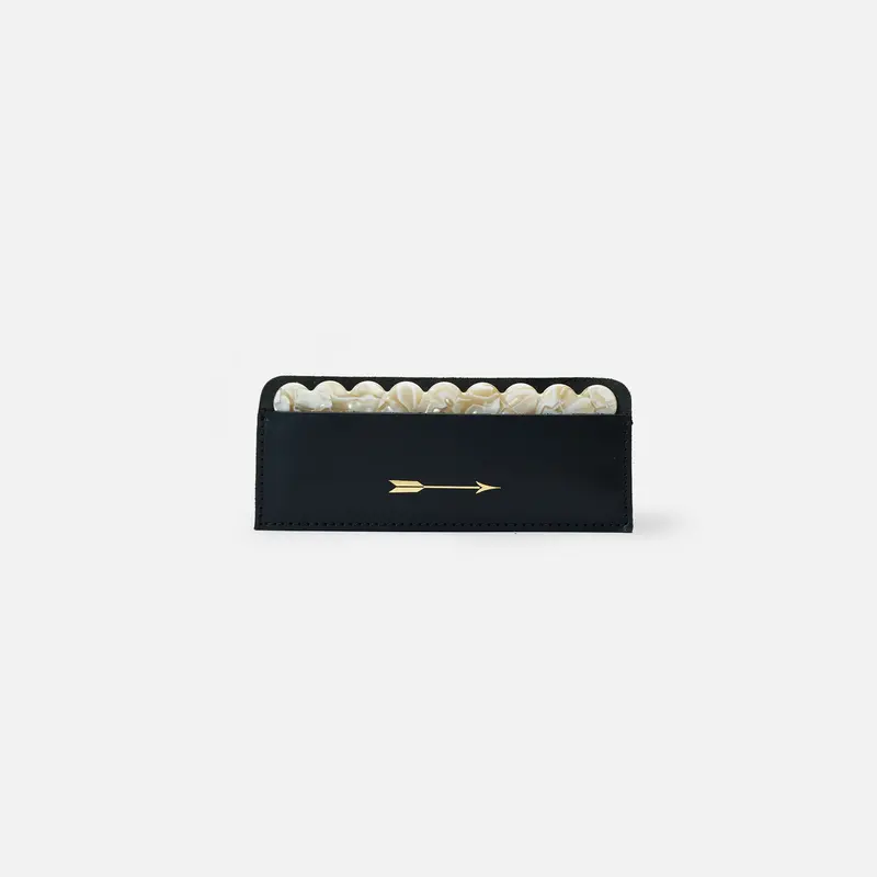 Peine con funda de piel negra