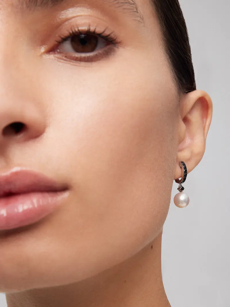 Pendiente de aro de plata 925 combinado con perla akoya de 8,5 mm y espinela