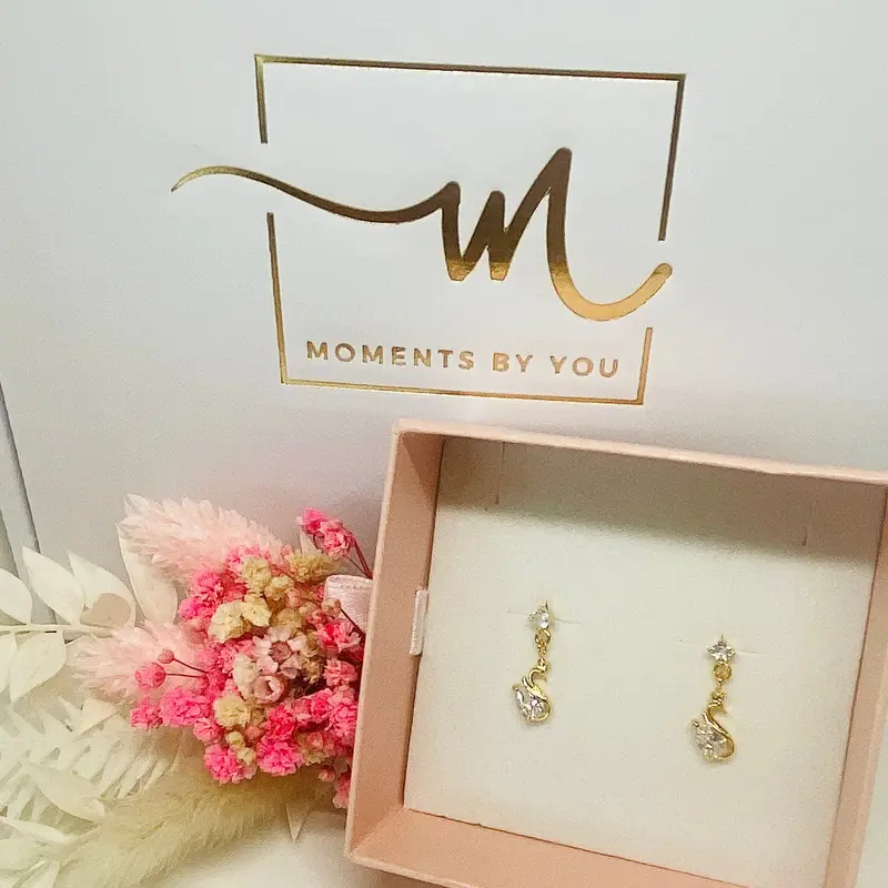Pendientes acero inoxidable con cisne brillante bañados en oro 18Kt acabado oro