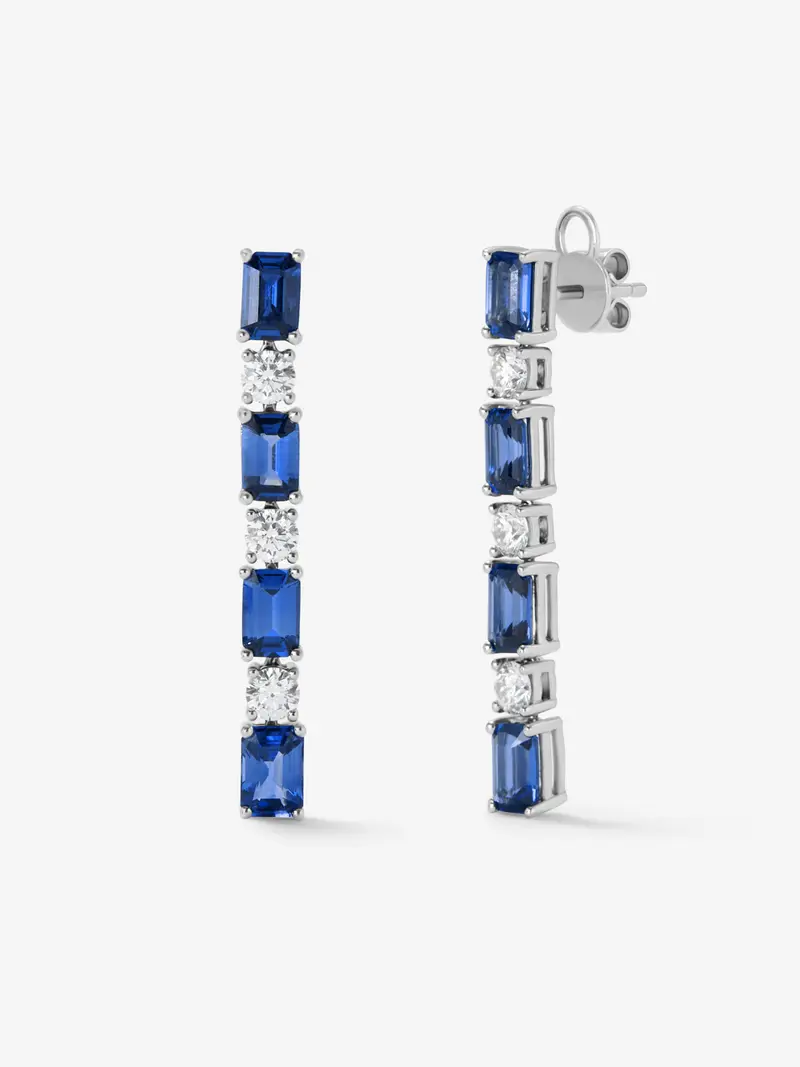 Pendientes colgantes en oro blanco de 18K con 8 zafiros azules en talla octogonal con un total de 4,79 cts y 6 diamantes en talla brillante con un total de 1 ct