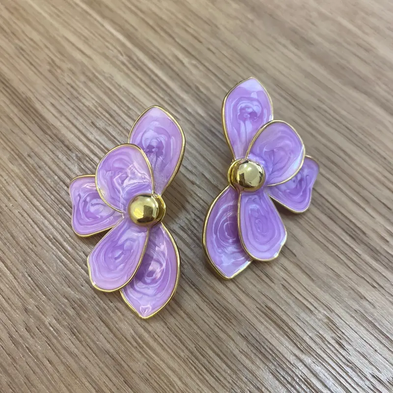 Pendientes con flor esmaltada acabado oro y malva