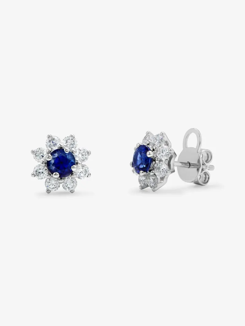 Pendientes con forma de estrella de oro blanco de 18K con 2 zafiros azules en talla brillante y diamantes blancos en talla brillante