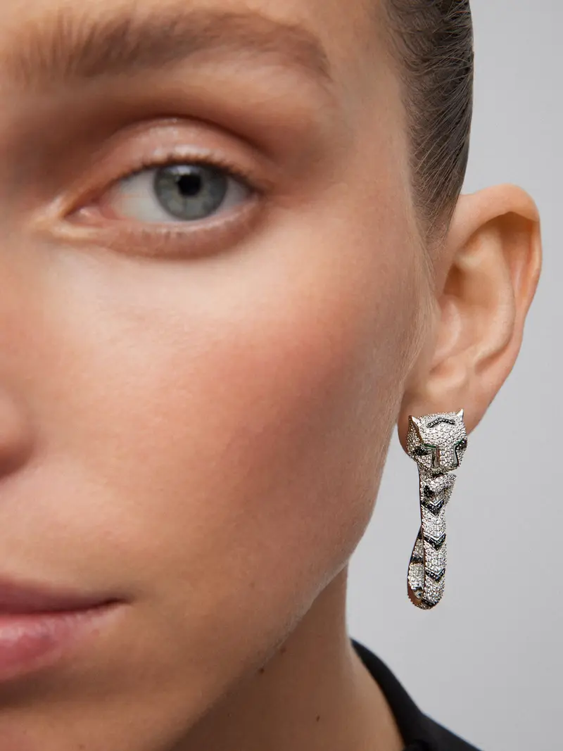 Pendientes con forma de tigre de oro blanco de 18K con diamantes blancos y negros en talla brillante con un total de 3,15 cts, y esmeraldas en talla trapecio con un total de 0,26 cts