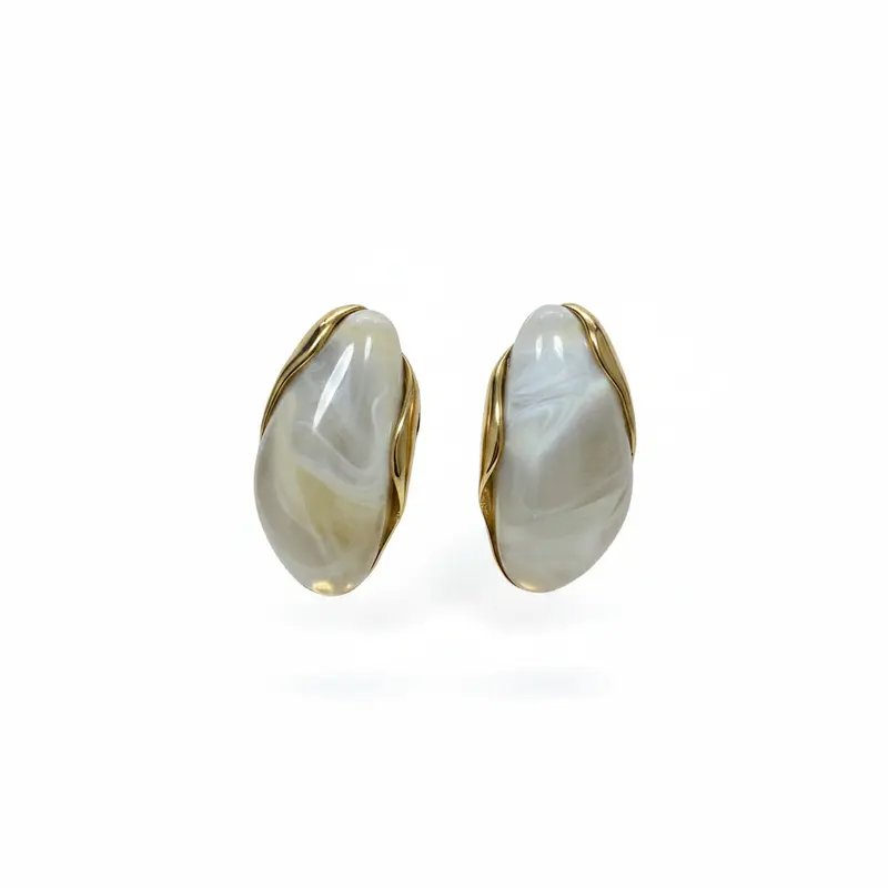 Pendientes cortos alargados con piedra marmolada en varios colores acabado oro