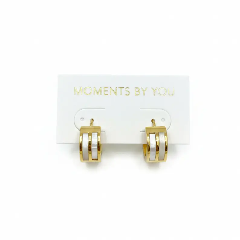 Pendientes cortos de acero con forma circular y doble tira de nácar en blanco y acabado oro