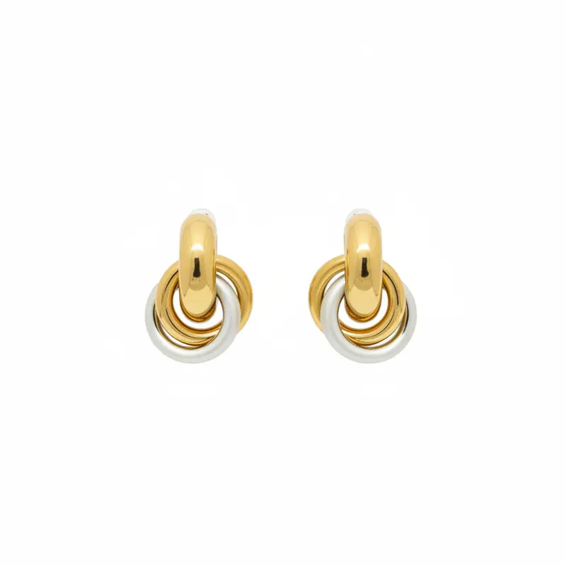 Pendientes cortos de acero inoxidable con aros entrelazados en acabado oro y con color