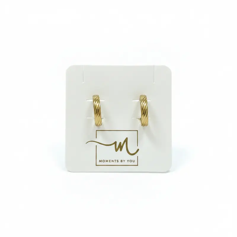 Pendientes cortos de acero inoxidable de tipo aro con estampado a rayas acabado oro