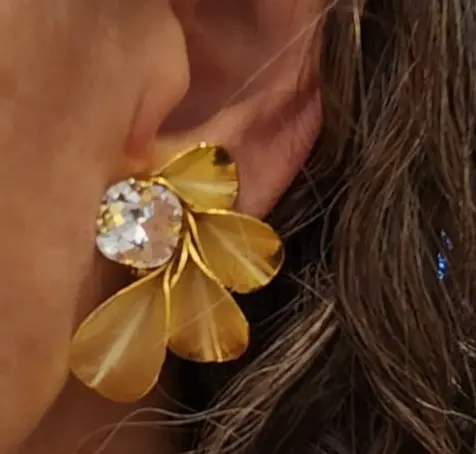 Pendientes cortos de oro primitivo y cristal transparente