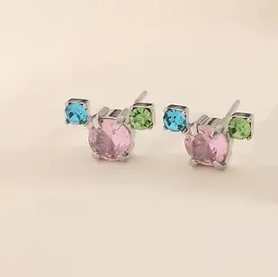 Pendientes de acero cortos con tres circonitas de colores diferentes