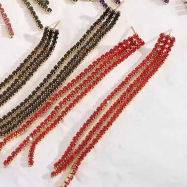 Pendientes de acero largos con brillis rojos colgantes