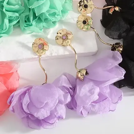 Pendientes de acero largos con tela de tul malva