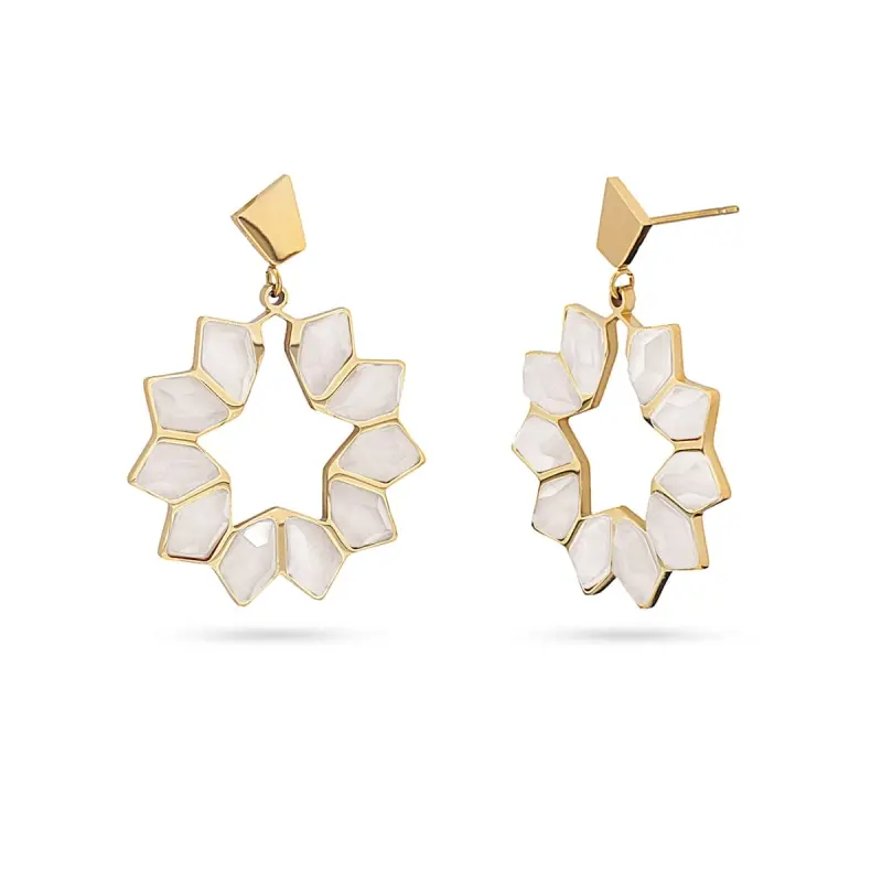 Pendientes de acero quirúrgico con diseño estrellado y piedra de cristal en color beige acabado oro - mbyou