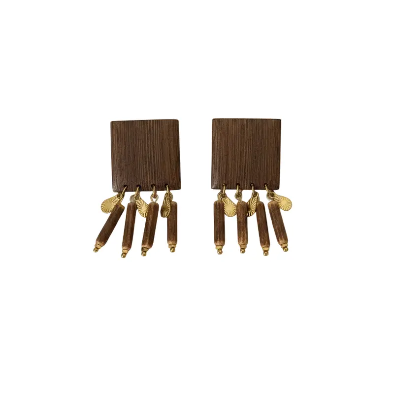 Pendientes de acero y madera en forma de cuadrado con pequeñas tiras colgantes