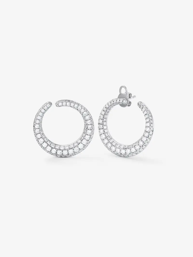 Pendientes de aro abiertos medianos de oro blanco de 18K con pavé de diamantes en talla brillante 2,13 cts