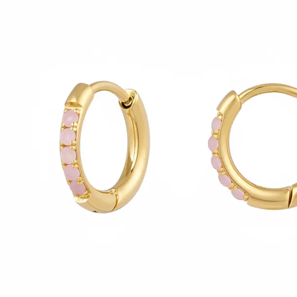 Pendientes de aro de acero sencillos con circonitas y acabado oro
