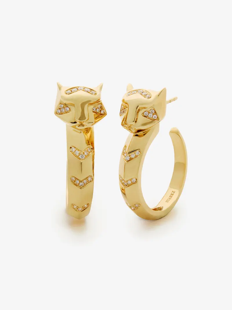 Pendientes de aro de oro amarillo de 18K con 52 diamantes en talla brillante con un total de 0,16 cts y forma de tigre