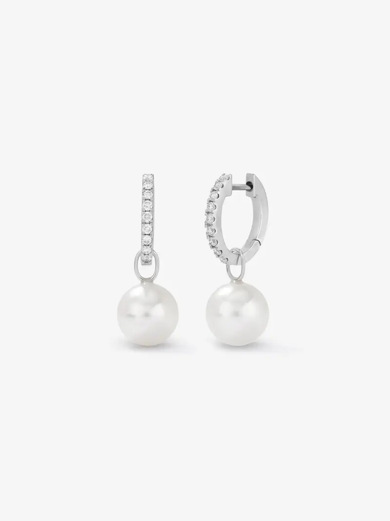 Pendientes de aro de oro blanco de 18K con 18 diamantes en talla brillante con un total de 0,21 cts y 2 perlas akoya de 8,5mm
