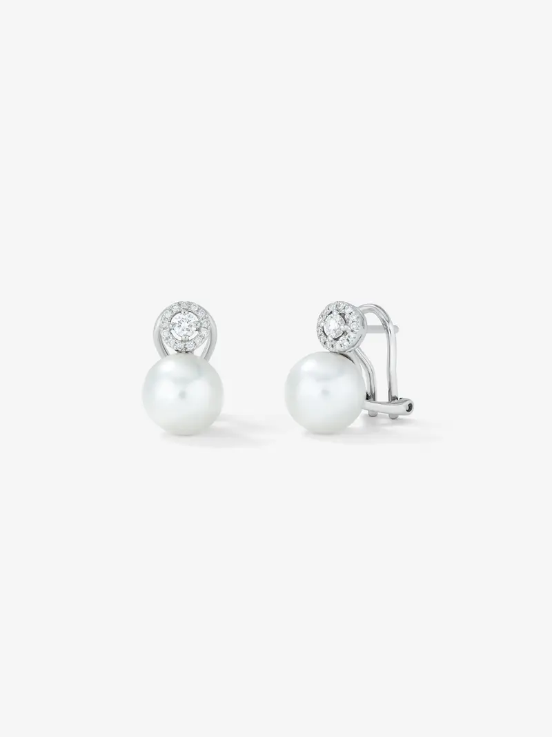 Pendientes de aro de oro blanco de 18K con 2 perlas de 9 mm y 28 diamantes en talla brillante con un total de 0,24 cts