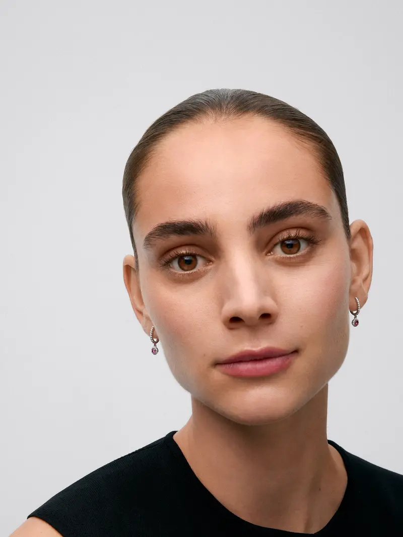 Pendientes de aro de oro blanco de 18K con 2 rubíes rojos en talla brillante con un total de 0,73 cts y 38 diamantes en talla brillante con un total de 0,3 cts