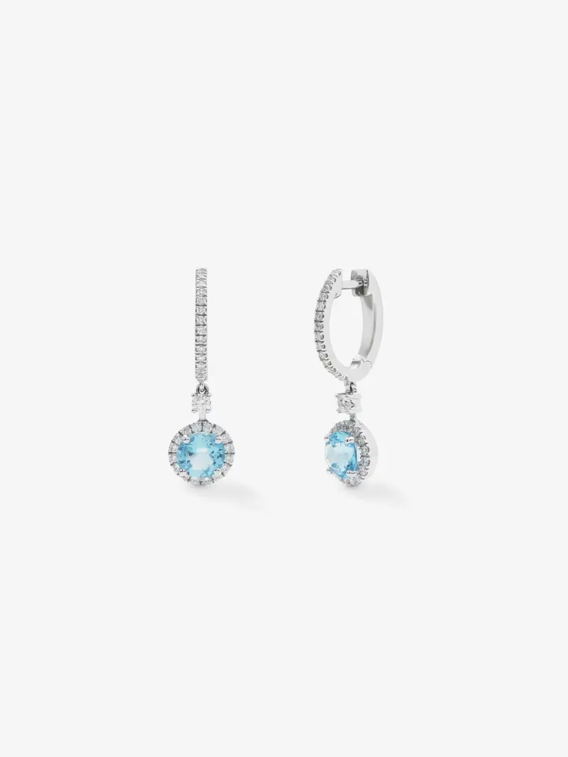 Pendientes de aro de oro blanco de 18K con 2 topacios azul swiss en talla brillante con un total de 1,13 cts y 60 diamantes en talla brillante con un total de 0,24 cts