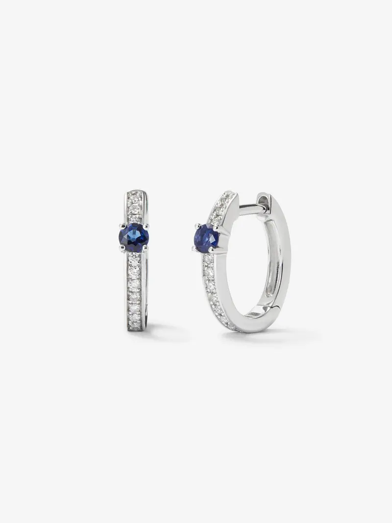 Pendientes de aro de oro blanco de 18K con 2 zafiros azules en talla brillante con un total de 0,15 cts y 26 diamantes en talla brillante con un total de 0,1 cts
