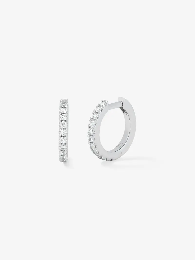 Pendientes de aro de oro blanco de 18K con 22 diamantes en talla brillante con un total de 0,13 cts