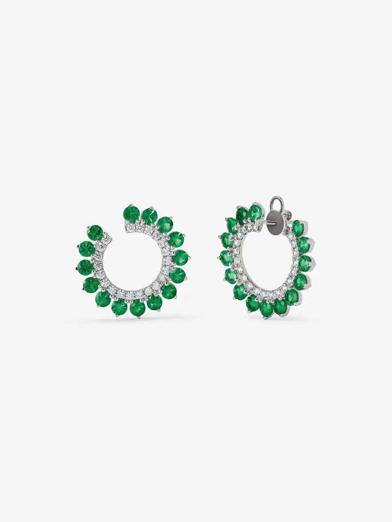 Pendientes de aro de oro blanco de 18K con 30 esmeraldas verdes en talla brillante con un total de 3,95 cts y 22 diamantes en talla brillante con un total de 0,52 cts