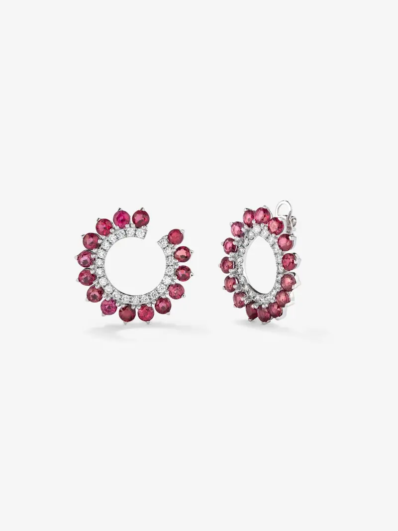 Pendientes de aro de oro blanco de 18K con 30 rubíes en talla brillante con un total de 6,52 cts y 42 diamantes en talla brillante con un total de 1 cts