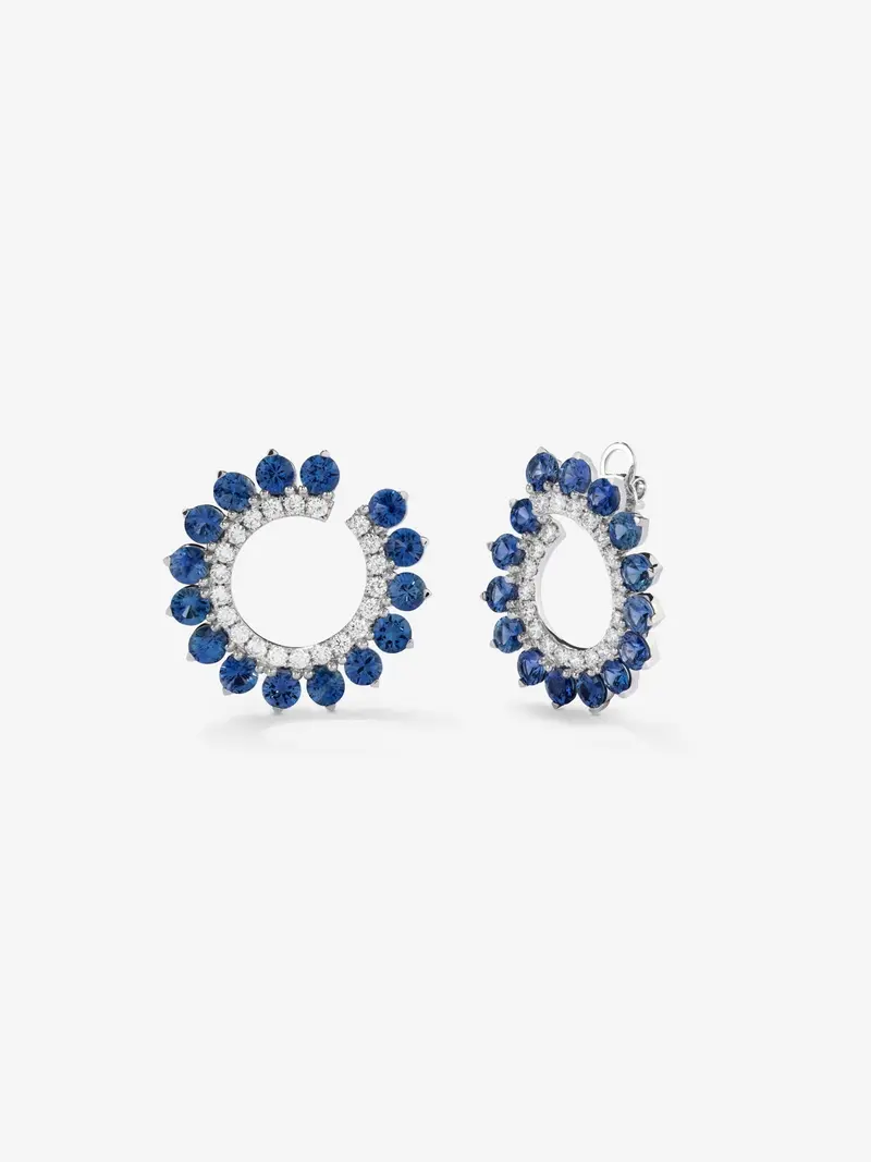 Pendientes de aro de oro blanco de 18K con 30 zafiros azules en talla brillante con un total de 5,85 cts y 42 diamantes en talla brillante con un total de 1 cts