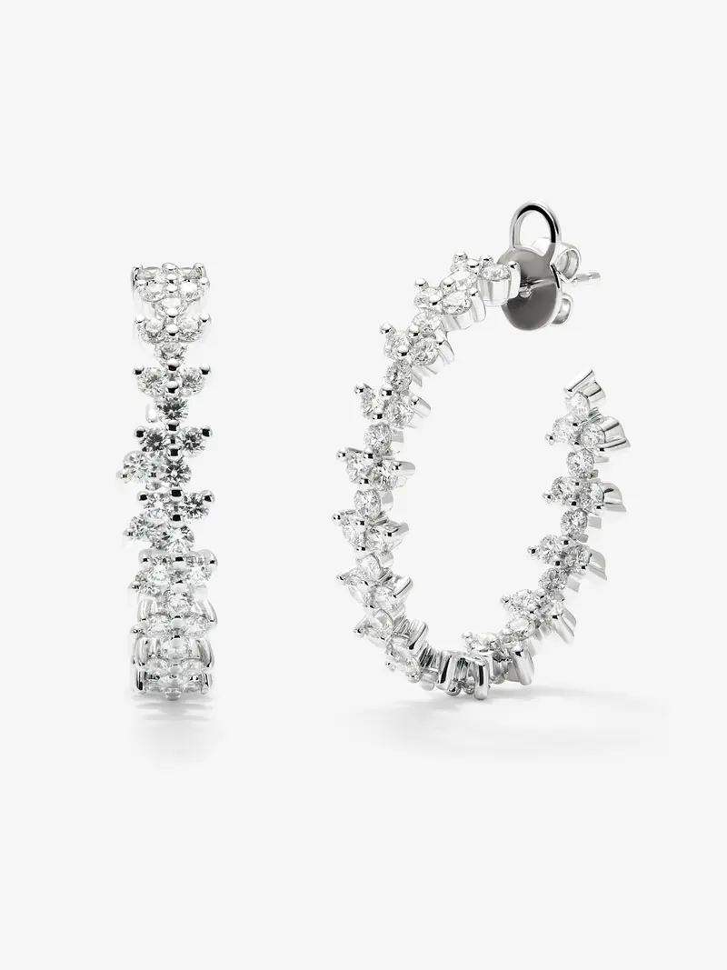 Pendientes de aro de oro blanco de 18K con 90 diamantes blancos en talla brillante con un total de 2,64 cts
