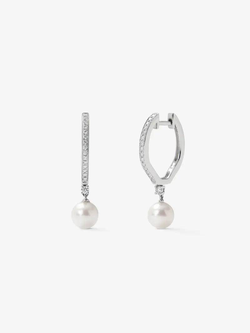 Pendientes de aro de oro blanco de 18K con colgante de perla akoya y 32 diamantes en talla brillante con un total de 0,19 cts